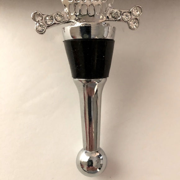 Unique Skull w/Rhinestones Bottle Stopper - Picture 5 of 8